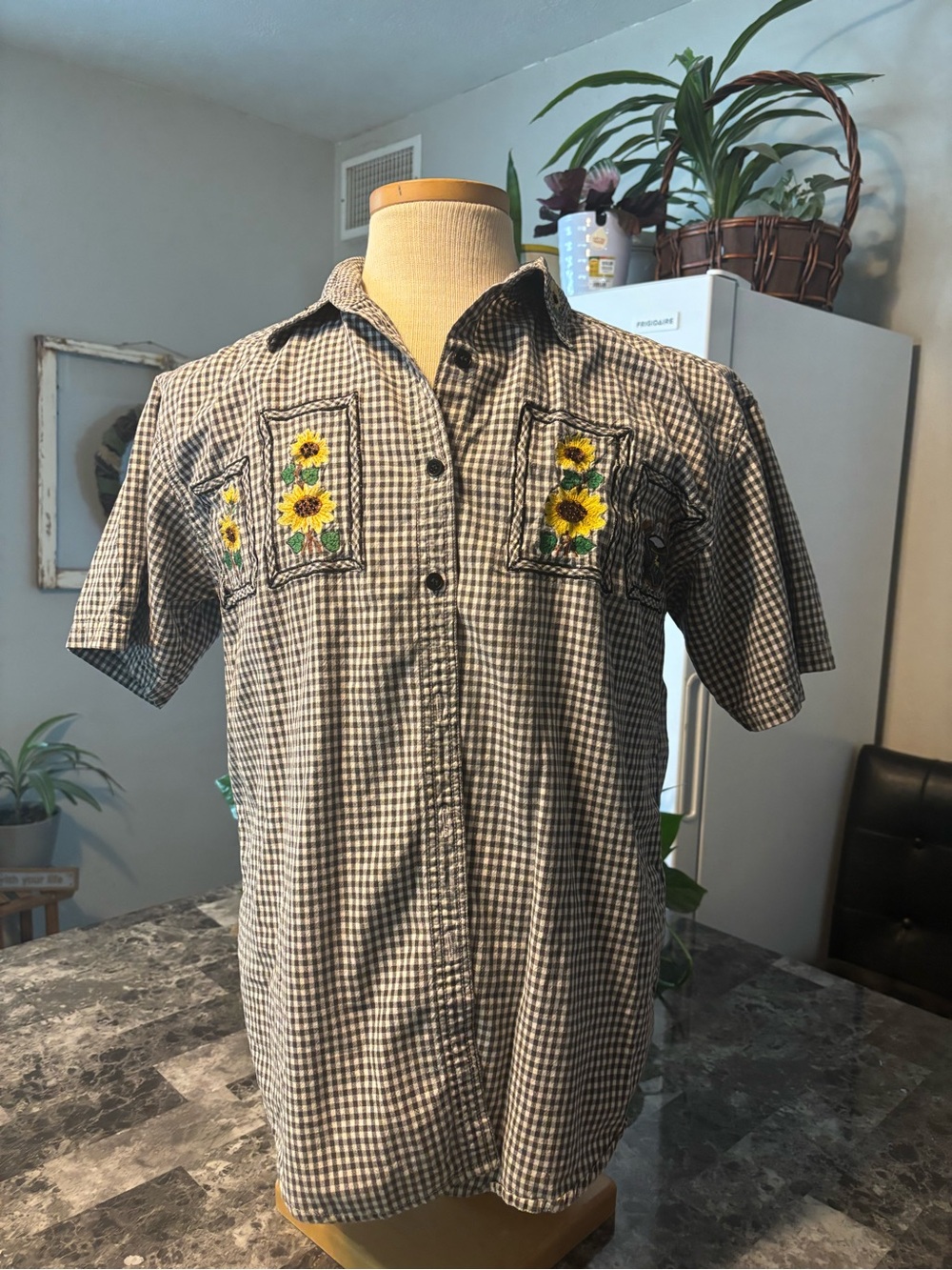 Checked Short-Sleeve Shirt with Sunflower Embroidery - Black/White